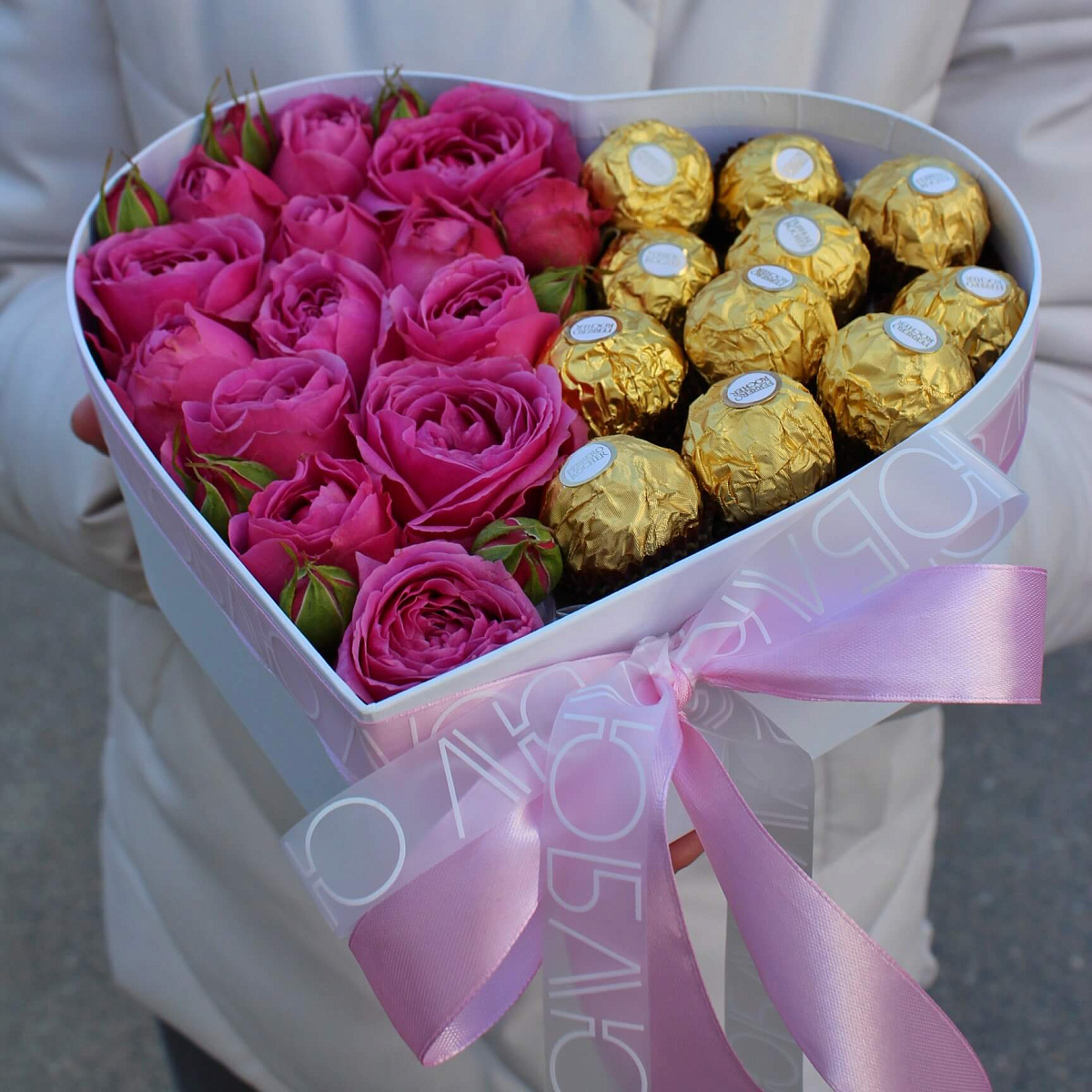 Сердце из цветов и шоколадок