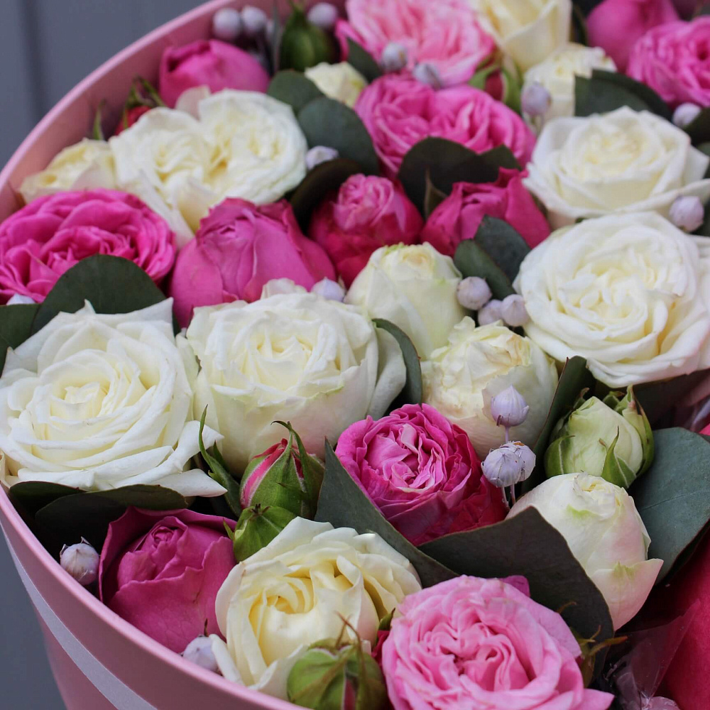 Коробка с розами и макарунами