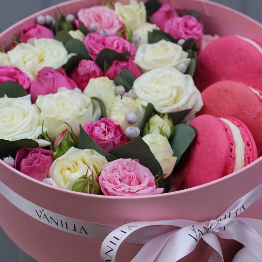 Подарки на 14 февраля: Коробка с розами и макарунами