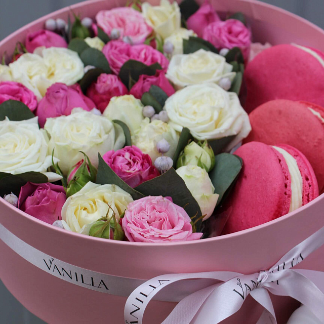 Коробка с розами и макарунами