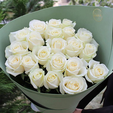 Букет из 21 белой розы Аваланж 60 см