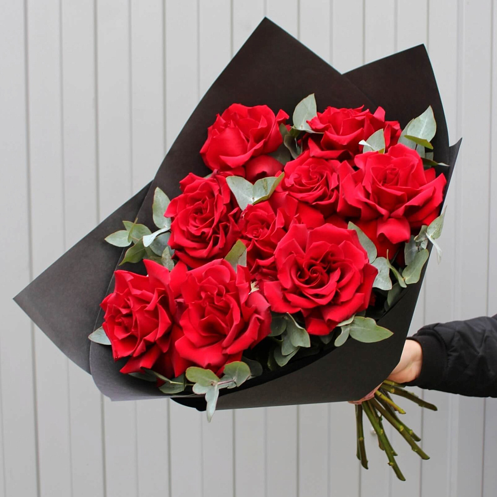 9 импортных роз с эвкалиптом