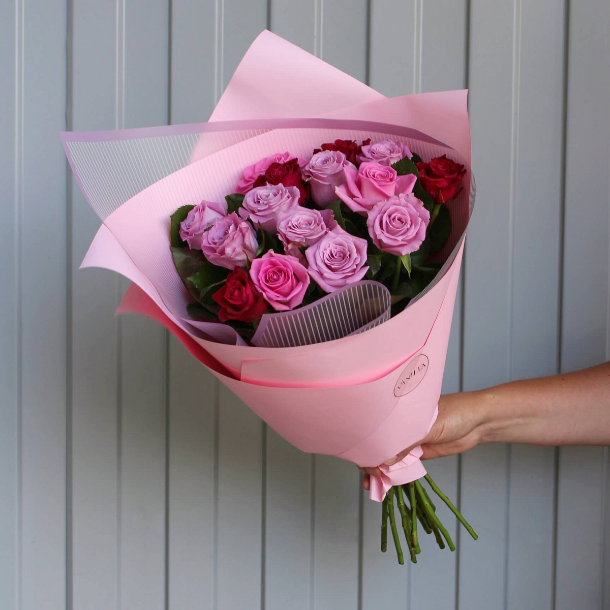 Микс из 15 розовых роз 60 см