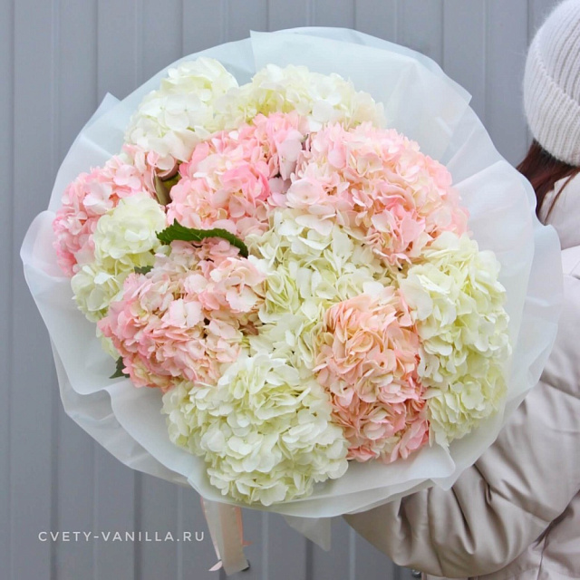 Нежный микс белых и розовых гортензий - изображение 2