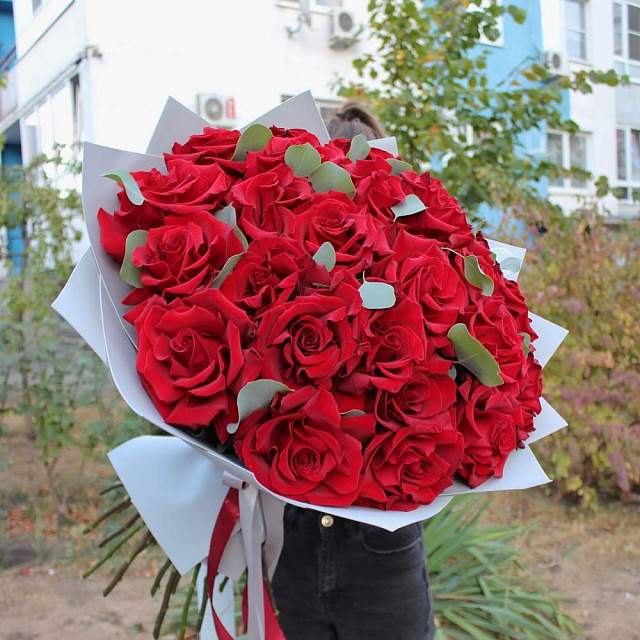 Букет из 25 вывернутых роз Эксплорер в оформлении - изображение 2