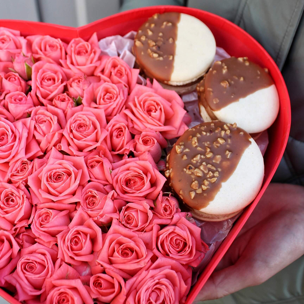Сердце с макарунами и кустовыми розами