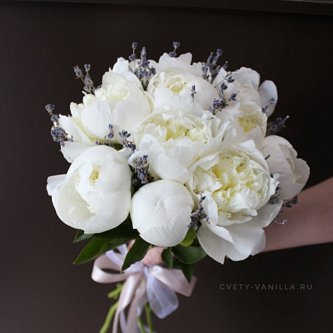Цветы на праздник: Букет из белых пионов и лаванды "Ее нежность"