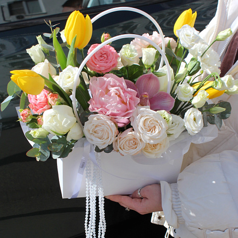 Композиции из цветов: Сумочка с сезонными цветами