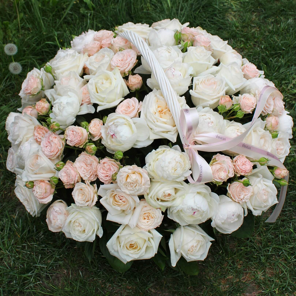 Корзина пионов с розами "Sweet fragrance"