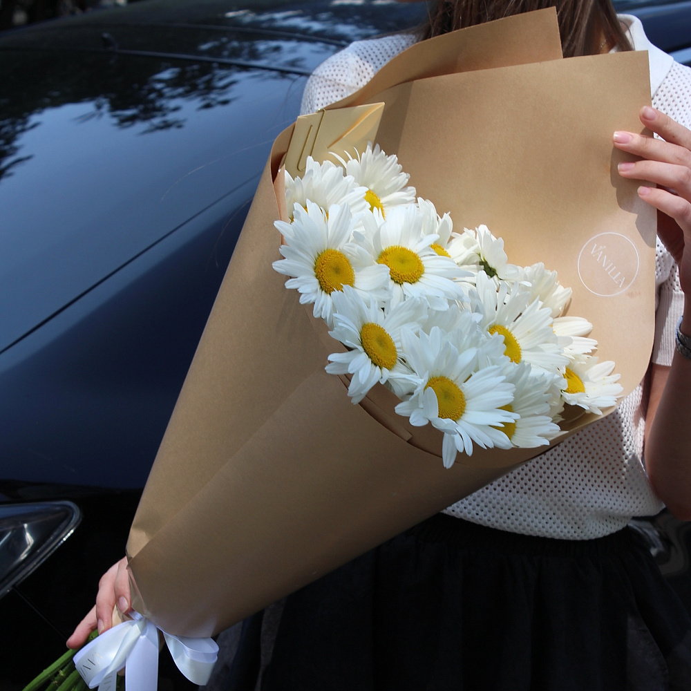 Букет из 15 ромашек в крафте