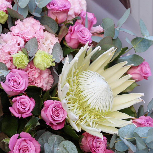 Цветы на праздник: Букет с королевской протеей