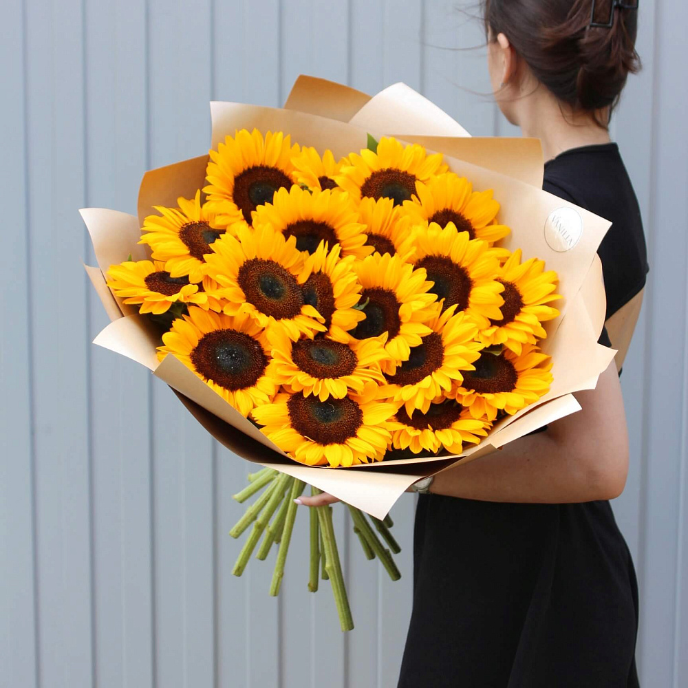 Букет из 19 подсолнухов в крафтовой бумаге