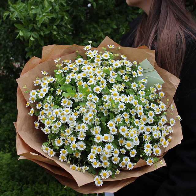 Букет ромашек в крафте - изображение 2