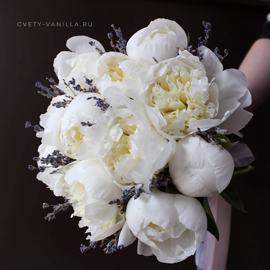 Букет из 11 белых пионов и лаванды