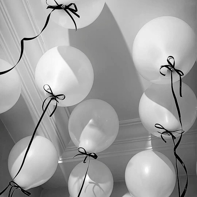 Белые шары с лентой "под потолок" - изображение 2
