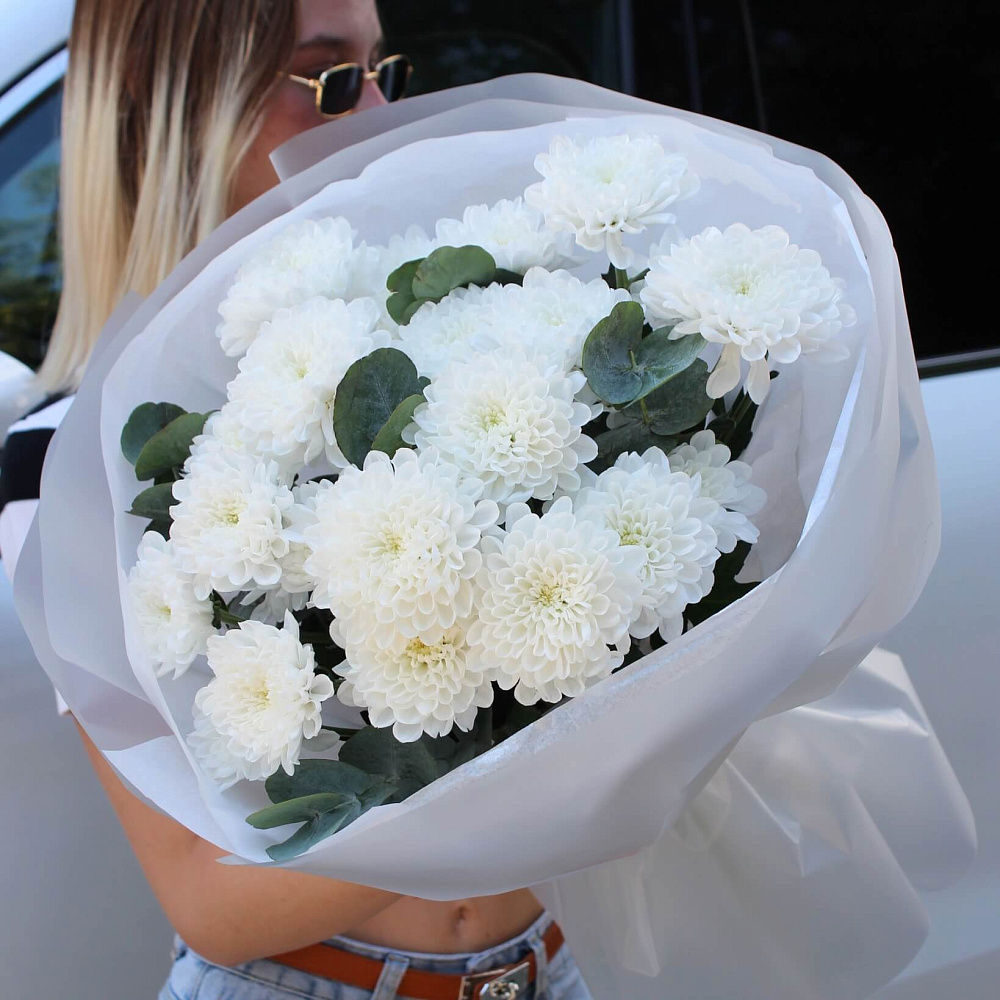 Букет из хризантем и эвкалипта