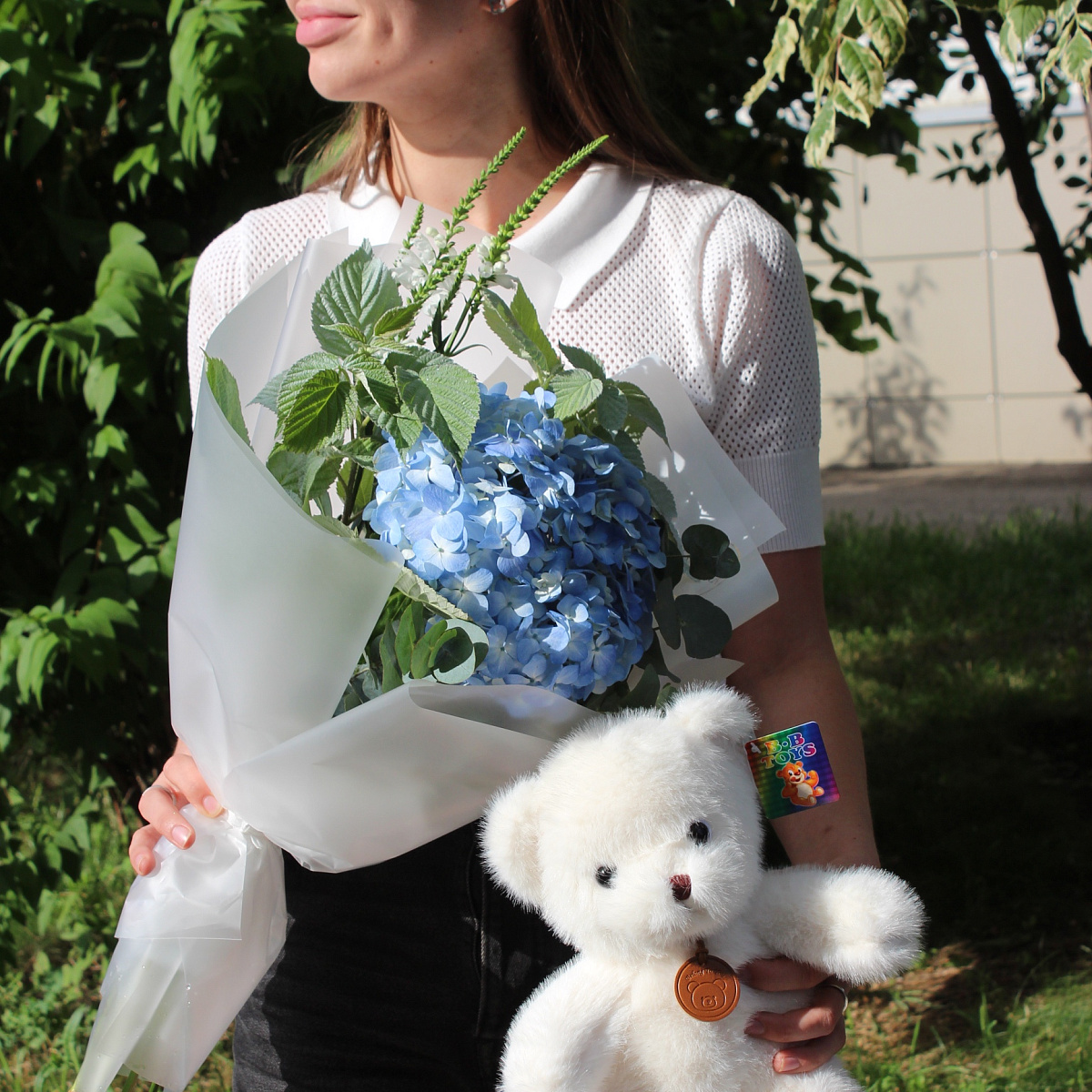 Милый набор из букета и игрушки