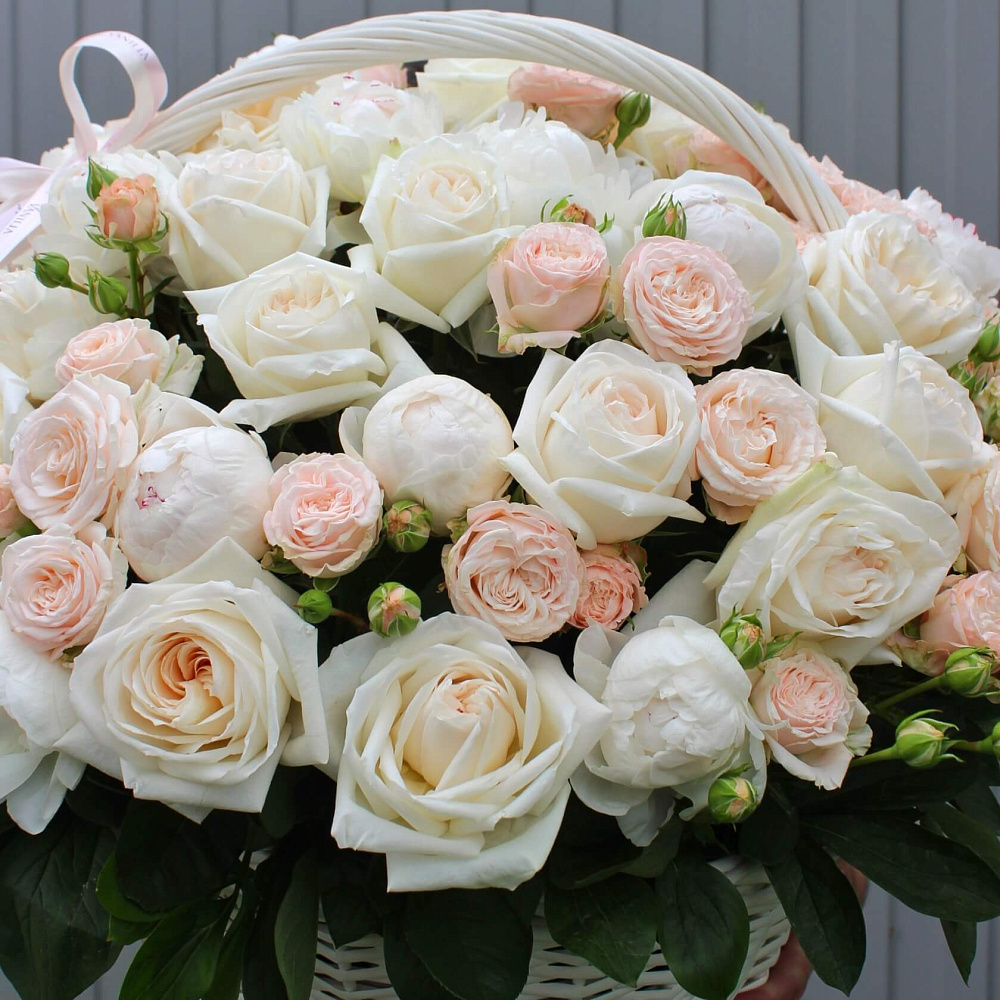 Корзина пионов с розами "Sweet fragrance"