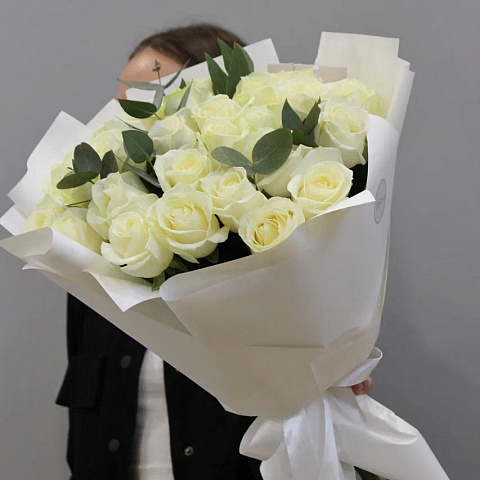 Букеты  девушке : 27 роз с эвкалиптом