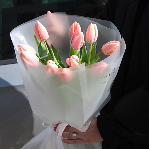 Тюльпаны на 8 марта: Букет из 11 лососевых тюльпанов