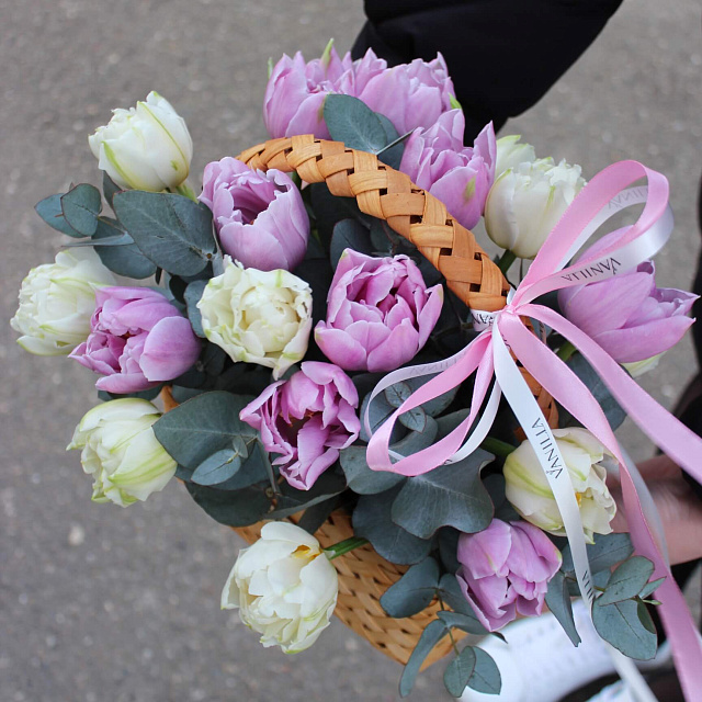 Композиции из цветов: Корзина с тюльпанами ''Для нее"