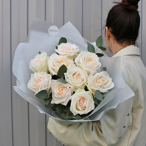 Букет из 9 ароматных роз и эвкалипта - изображение 2