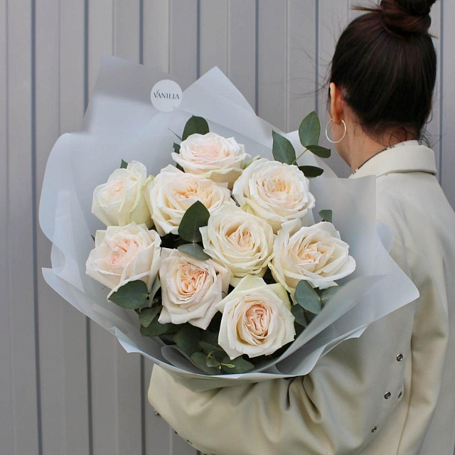 Букет из 9 ароматных роз и эвкалипта - изображение 2