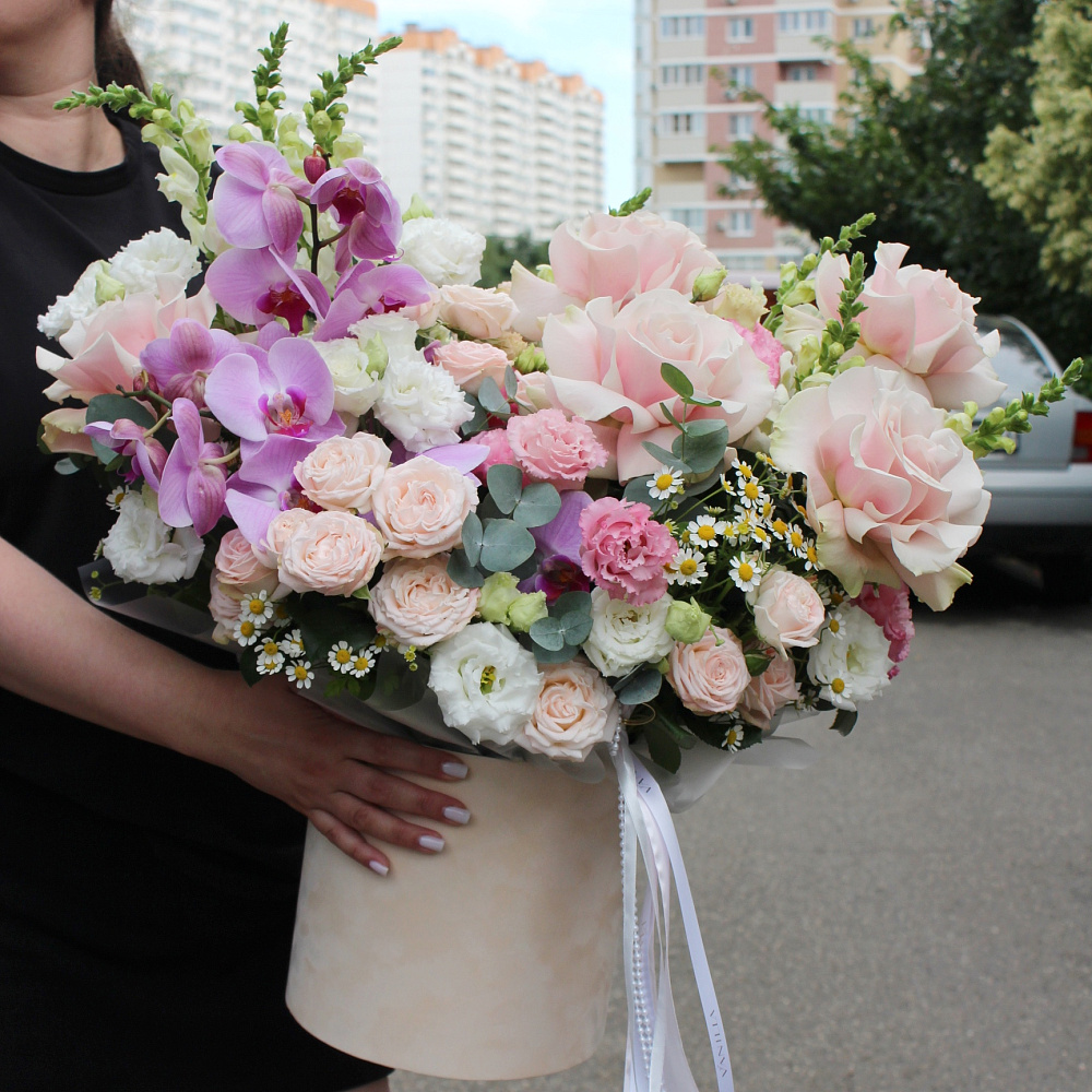 розы Шляпная коробка с орхидеями и розами