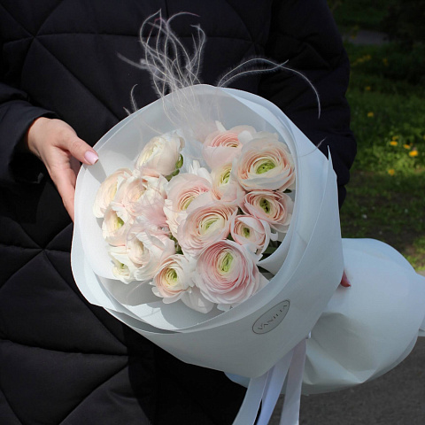 Букет с нежными ранункулюсами - изображение 2