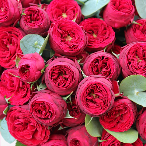 Настольные композиции из цветов: красные розы в цилиндре