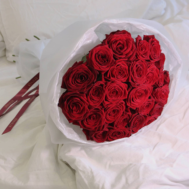 Букет из 25 роз Ред Наоми 50 см - изображение 2