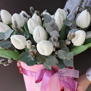 Белые тюльпаны в цилиндре