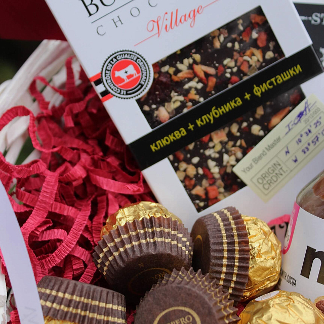 Цветы на праздник: Корзина сладостей "SWEET"