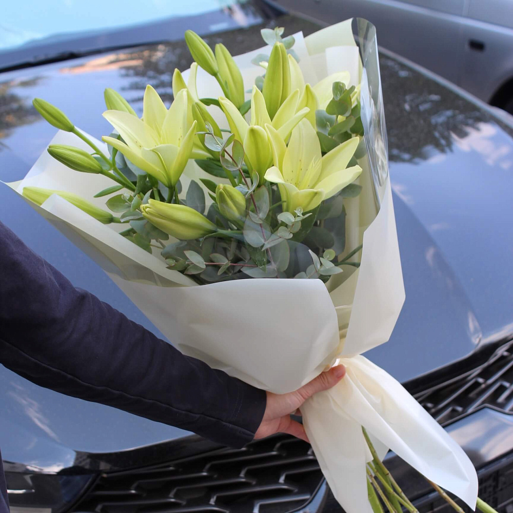 Букет из белой лилии и зелени