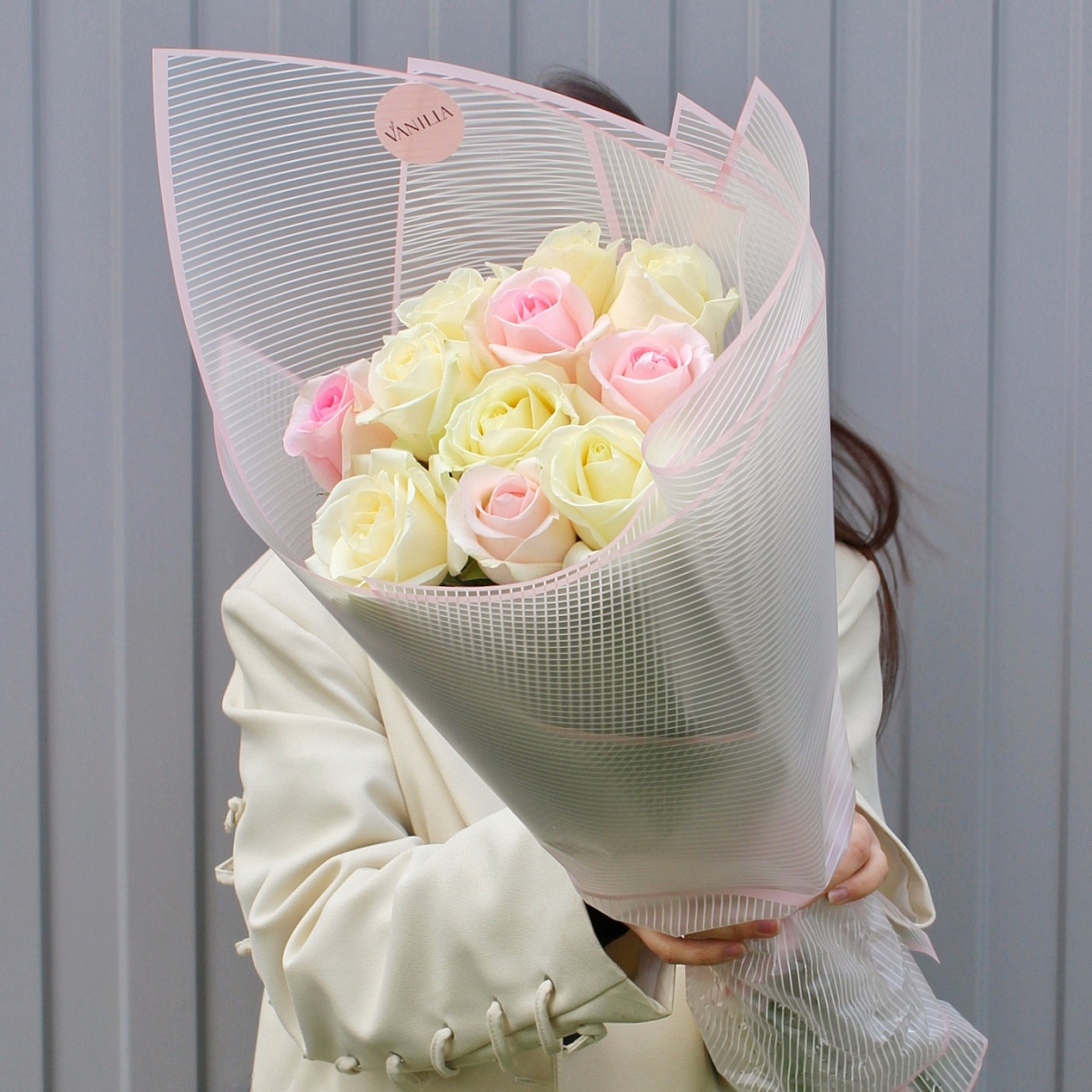 11 нежных роз микс 60 см