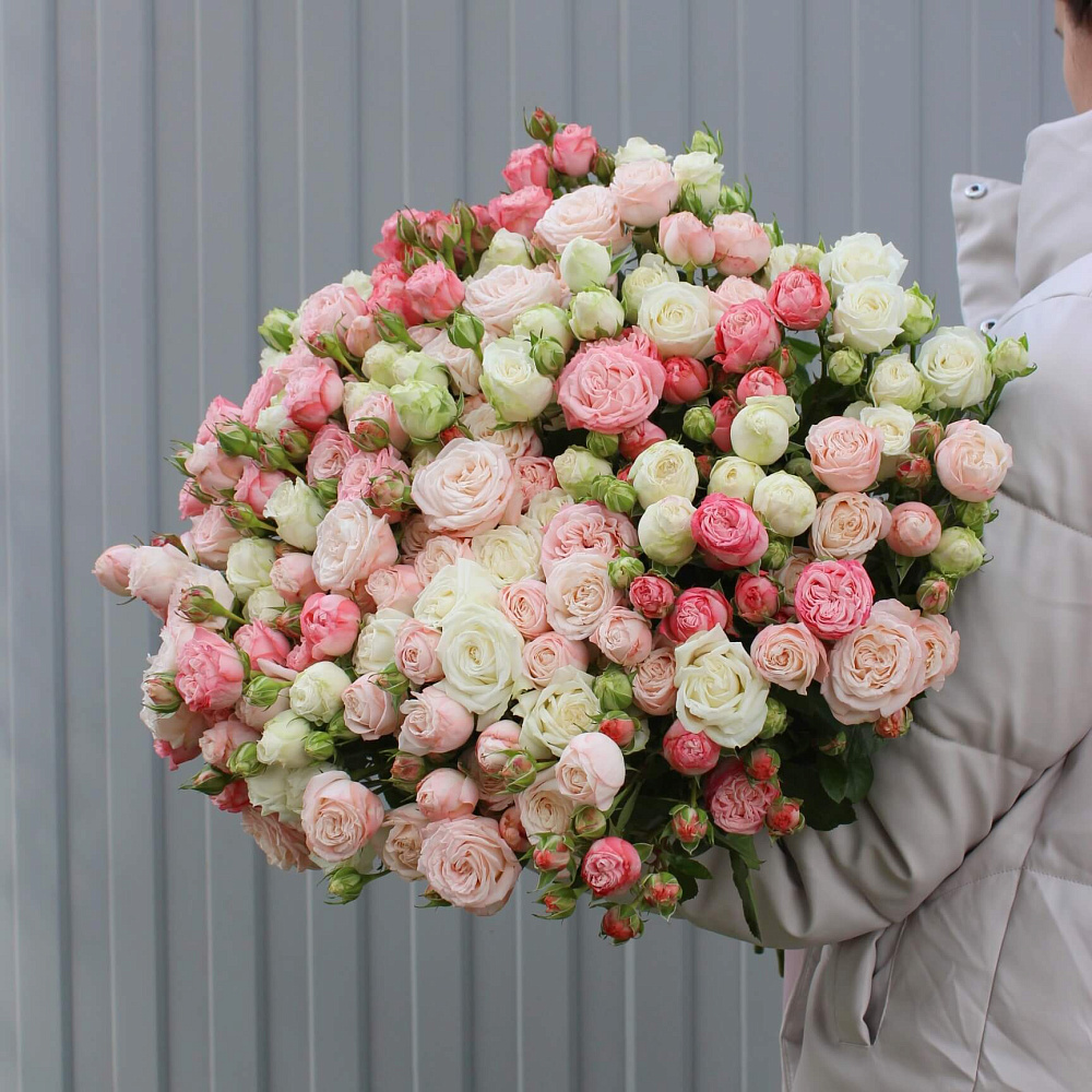 Стильный микс из пионовидных роз