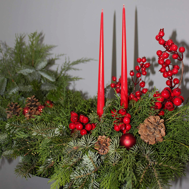 Композиции из цветов: Настольная композиция со свечами 