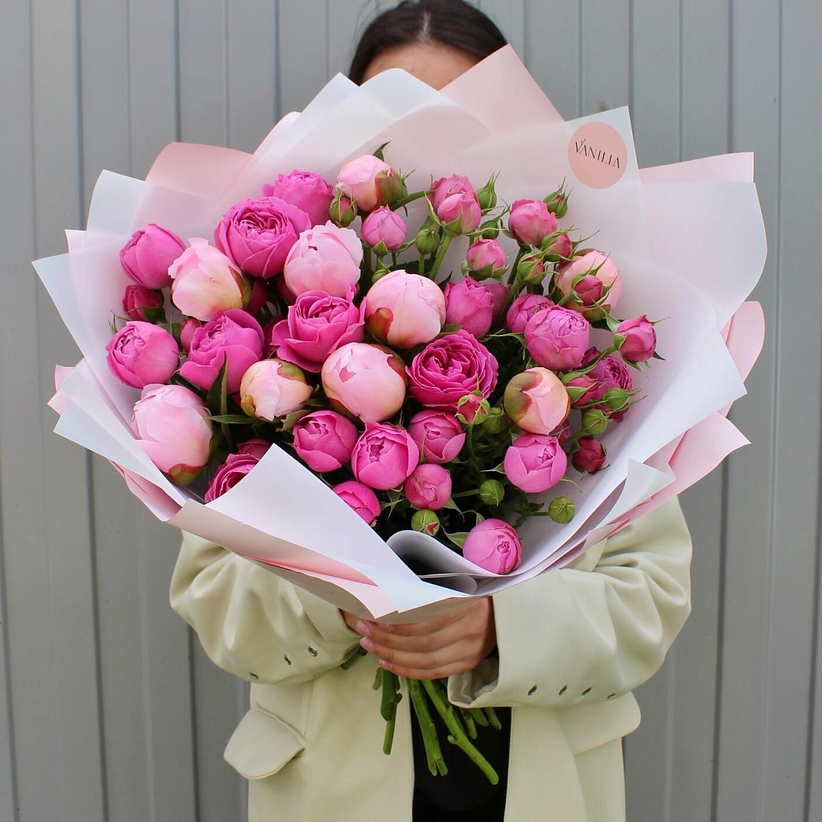 Букет с пионами и кустовой розой Expression