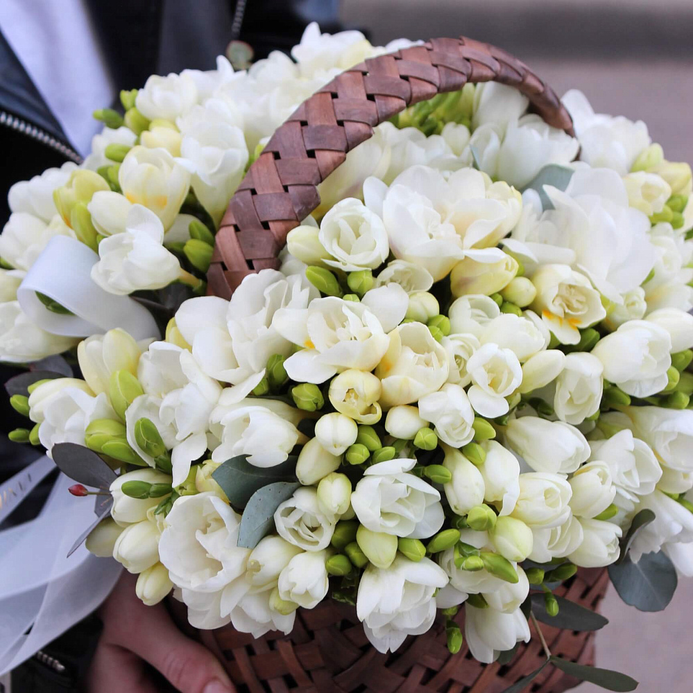 Корзинка с фрезией