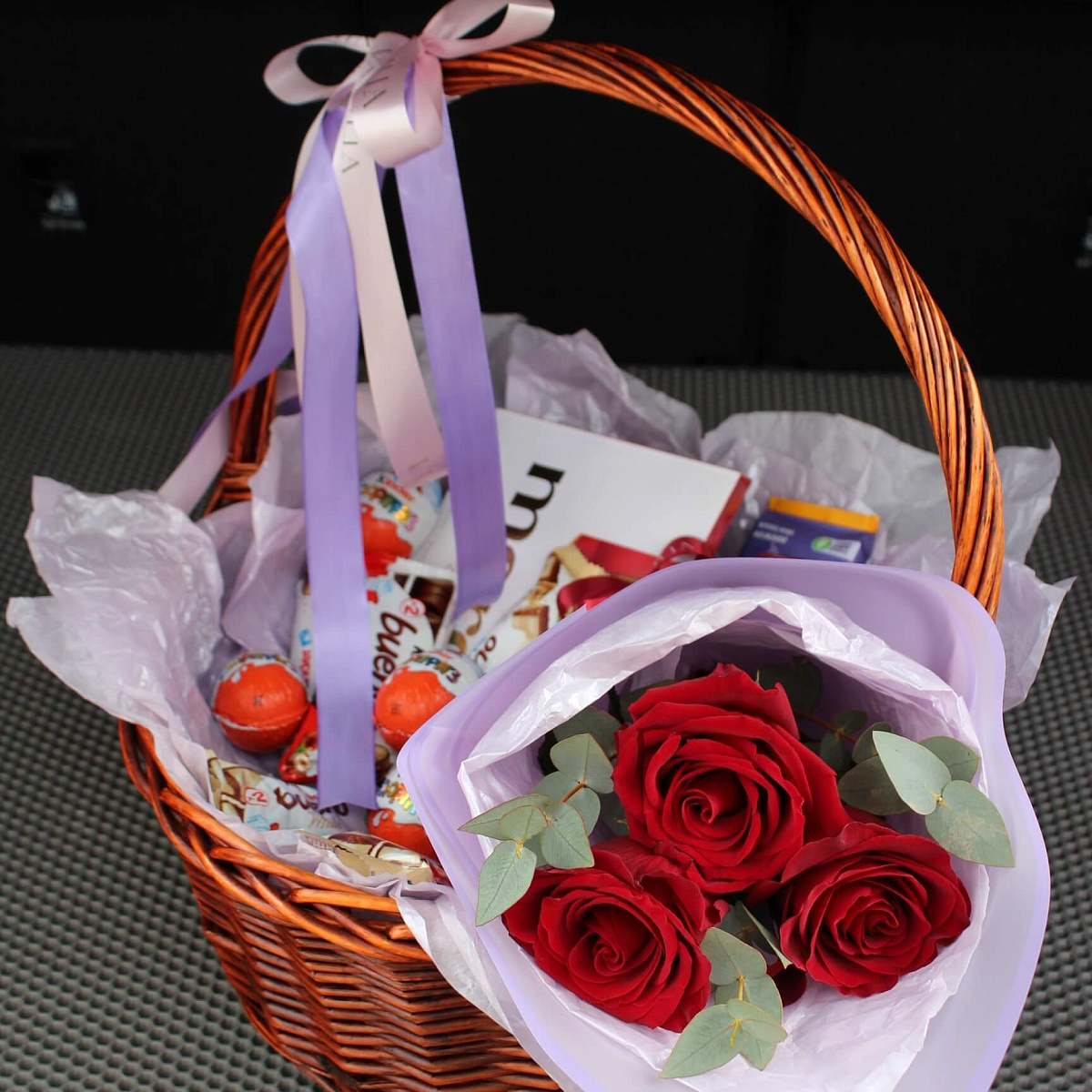 Корзина с цветами и сладостями