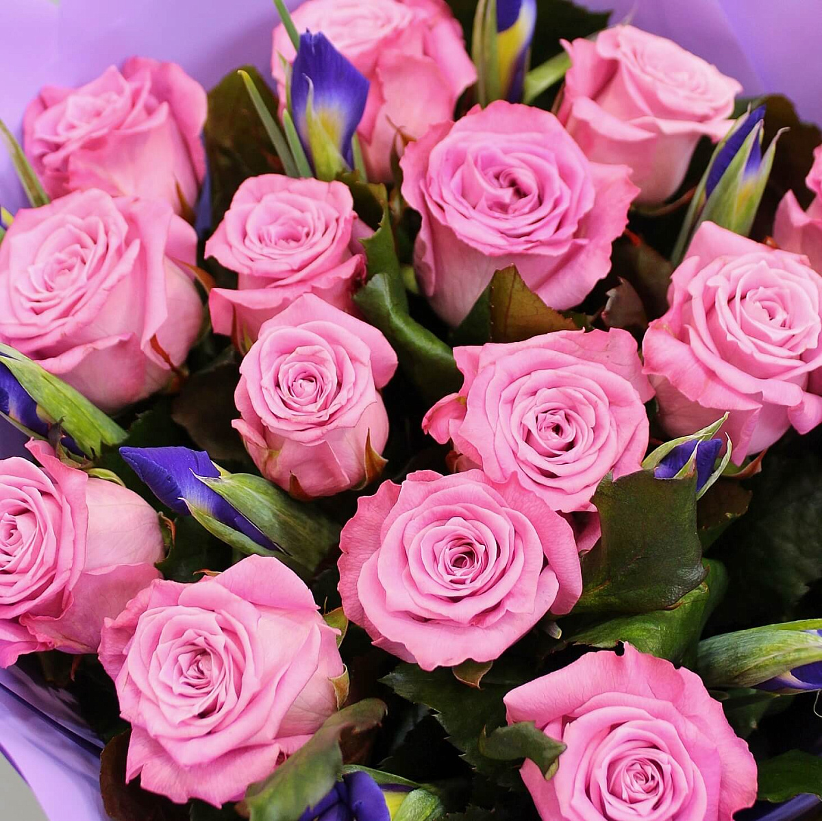 Букет микс из ирисов и роз Маритим