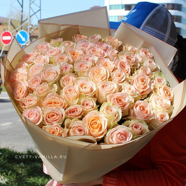 Эквадорские розы: Большой букет из персиковых голландских роз 80 см