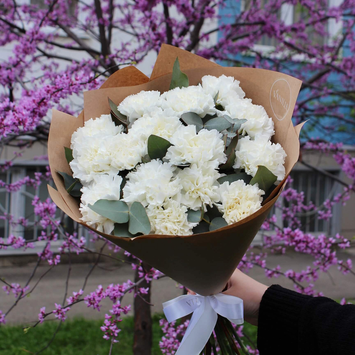 Стильный букет из гвоздик