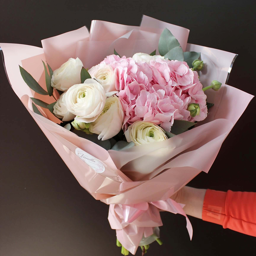 Букет из ранункулюсов и гортензии