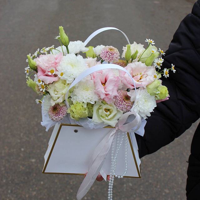 Настольные композиции из цветов: Сумочка с цветами