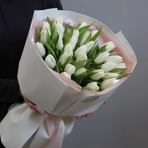 Букет из 31 белого тюльпана в нежном оформлении - изображение 2