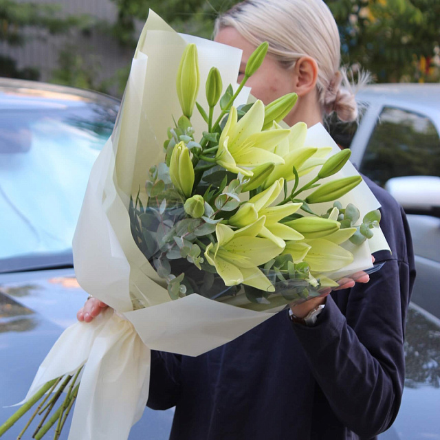 Букет из белой лилии и зелени - изображение 2