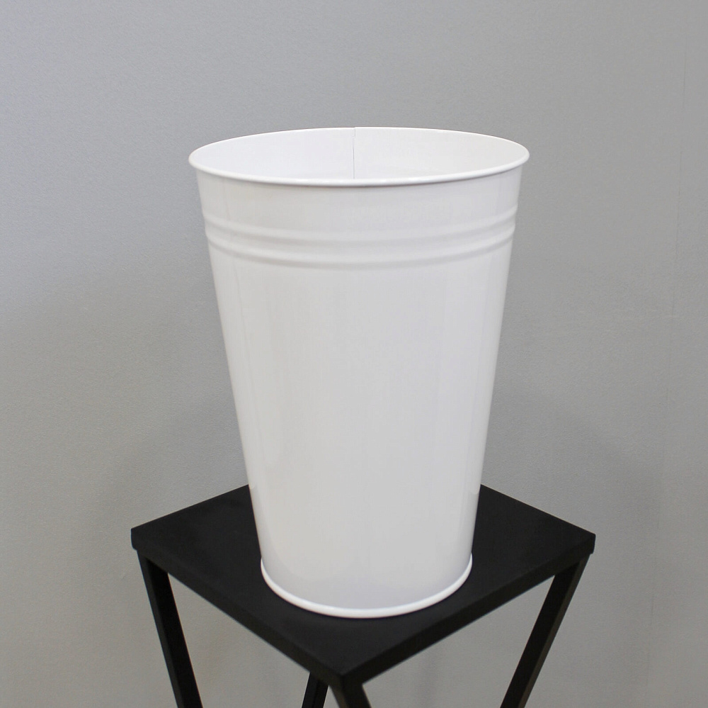 Белый железный вазон