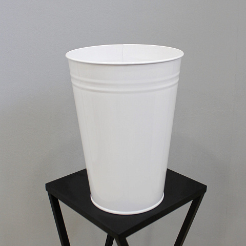 Белый железный вазон