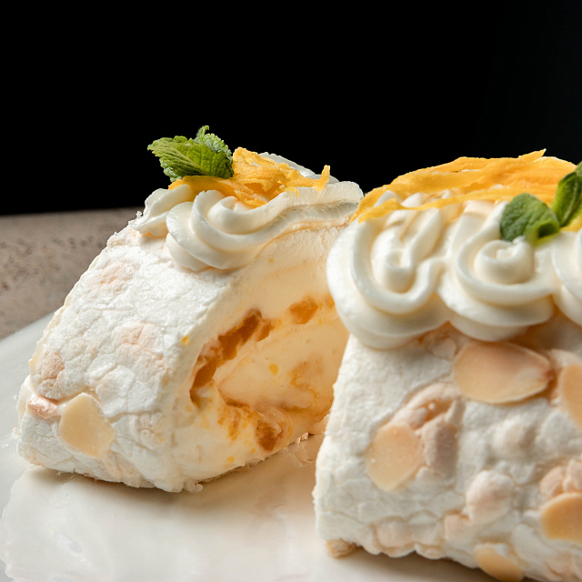 Цветы на праздник: Торт "Меренговый рулет"